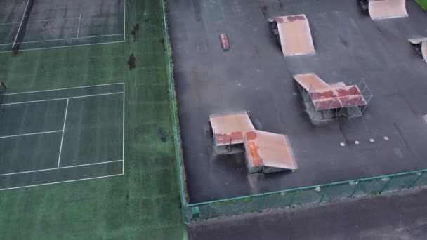 Aerial View Flying Fenced Skate Park Ramp Tennis Court Empty — Stockvideo