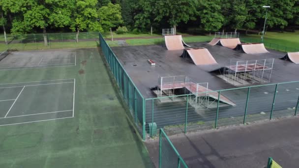 Aerial View Flying Fenced Skateboarding Basketball Tennis Court Empty Closed — Stockvideo