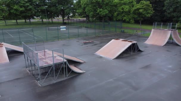 Luftbild Fliegt Tief Über Eingezäunte Skatepark Rampe Auf Leerem Geschlossenen — Stockvideo