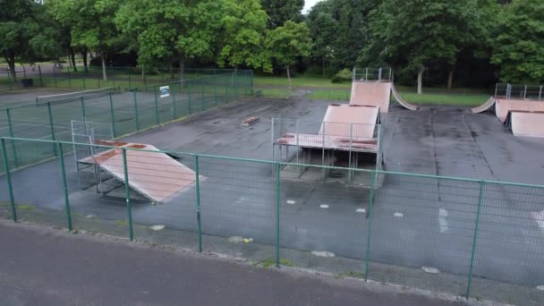 Luchtfoto Vliegen Stijgt Boven Omheinde Skate Park Helling Tennisbaan Lege — Stockvideo