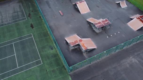 Aerial Birdseye View Flying Fenced Skate Park Ramp Empty Closed — Vídeo de stock