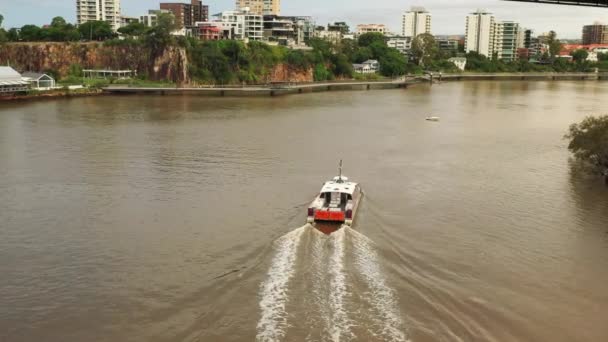 После Парома Летящего Историческим Мостом Реке Брисбен Коричневая Вода После — стоковое видео