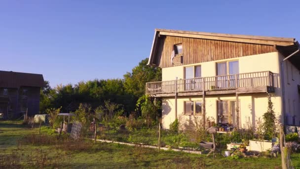 德国Sieben Linden生态村房屋建筑的建物视图 — 图库视频影像