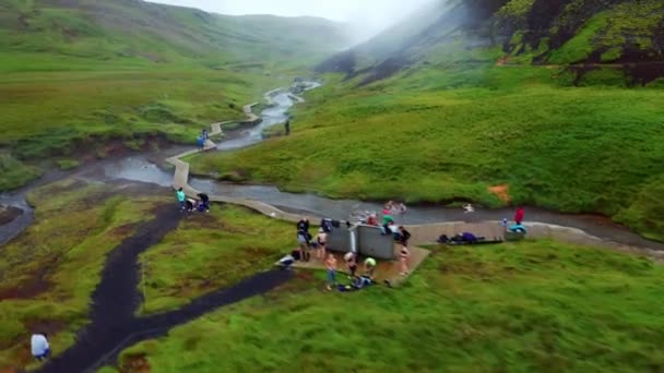 Reykjadalur Vadisi Buharlı Dağ Nehri Üzerinde Insanların Sıcak Suda Dinlendiği — Stok video