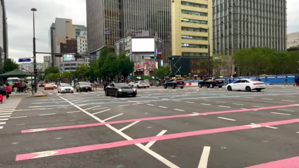 Tiro Câmera Lenta Muitos Carros Junção Frequentada Seul Estrada Travessia — Vídeo de Stock