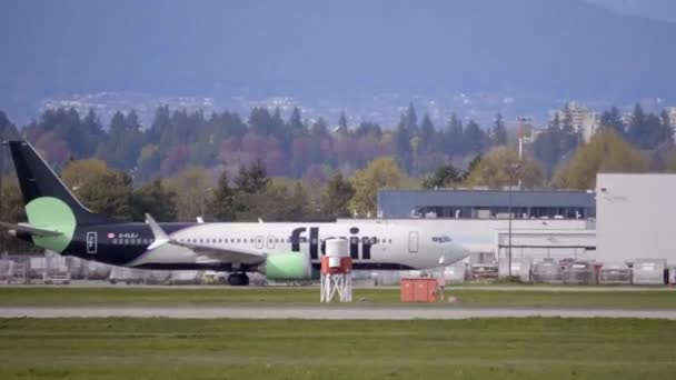 Avión Pasajeros Conduciendo Pista Seguimiento — Vídeo de stock