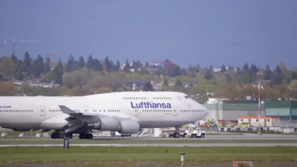 Lufthansa Jumbo Airliner Boeing 747 430 Taxiing Aeroporto Track — Vídeo de Stock