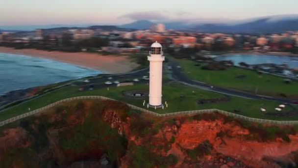 Hiperlapso Acelerado Vista Aérea Orbitando Porto Farol Wollongong Nsw Austrália — Vídeo de Stock