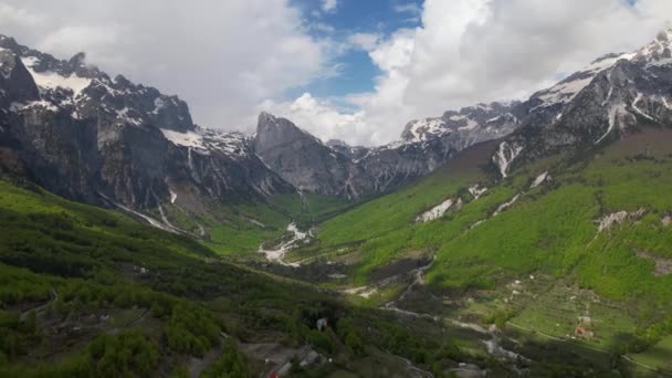 Beautiful Valley Green Forests High Rocky Alpine Mountains — Wideo stockowe