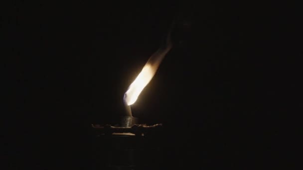 Close Shot Wick Flame Burning Bamboo Garden Torch Providing Ambiance — Stockvideo
