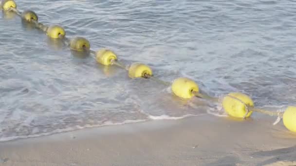 Una Corda Protetta Con Boe Mare Gialle Galleggianti Faggio Costiero — Video Stock