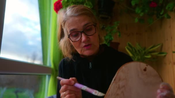 Elderly Woman Painting Wooden Decor Winter Lithuania Close — Vídeo de Stock