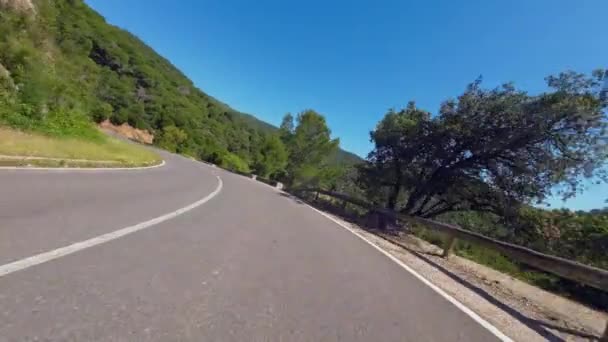 Vista Panorámica Ciclista Navegando Por Una Serie Curvas Giros Descendiendo — Vídeos de Stock