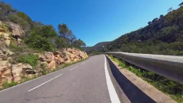 Снимок Велосипедиста Спускающегося Вниз Высокой Скорости Извилистой Горной Тропе Каталония — стоковое видео