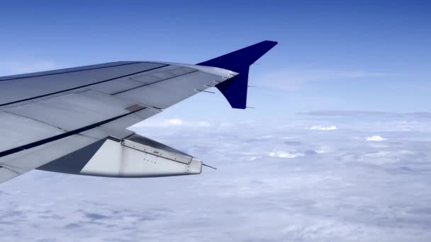 接近喷气式空中客车A320飞机的机翼面 在蓝天高空飞行 旅行和空运概念 — 图库视频影像