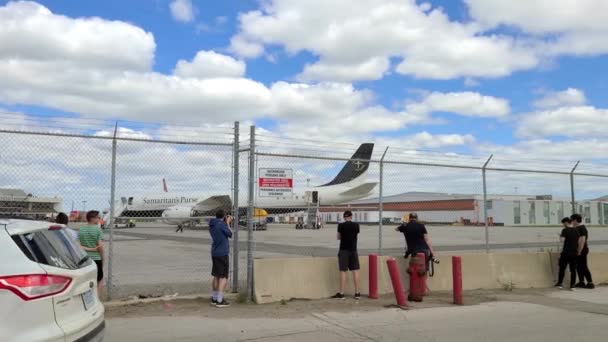 Fotógrafos Espectadores Fora Cerca Vendo Avião Carga Bolsa Samaritano Com — Vídeo de Stock