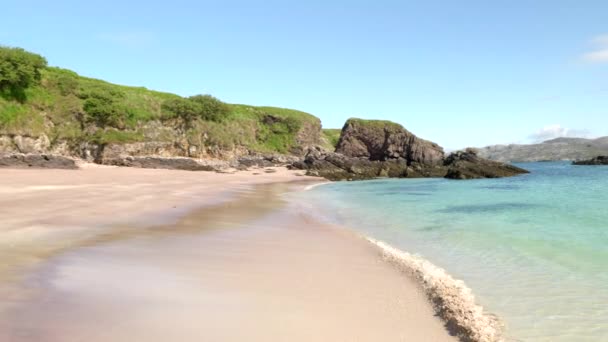 Krystalicznie Czyste Fale Delikatnie Zderzają Się Piaskiem Odległej Szkockiej Plaży — Wideo stockowe
