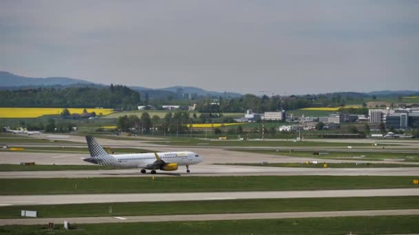 Vueling Airlines Airplane Taking Air Zurich International Airport Runway — Stok Video