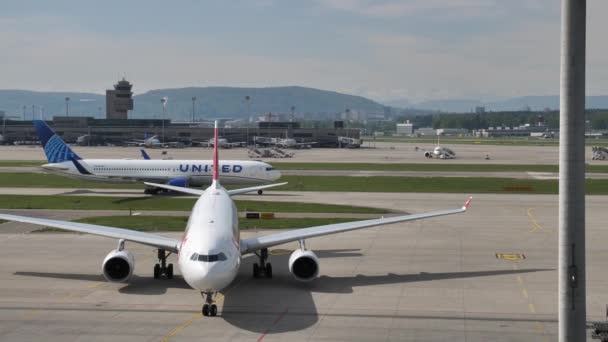 Swiss Airlines Airplane Arriving Gate Landing Zurich International Airport Switzerland — Video