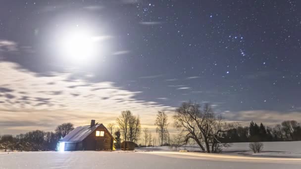 Zeitraffer Aufnahme Einer Holzhütte Während Einer Schönen Verschneiten Nacht Mit — Stockvideo