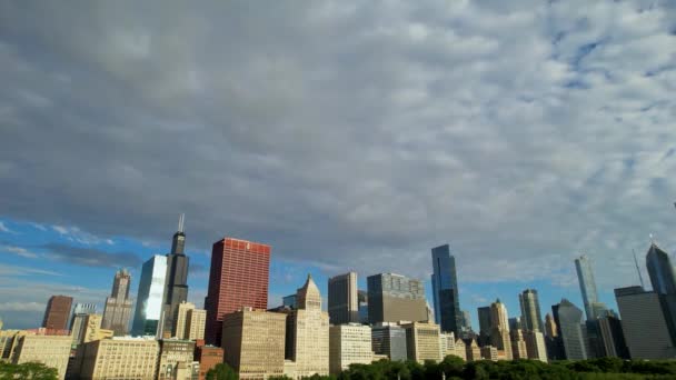 Early Morning Timelapse Van Stad Chicago Skyline White Puffy Clouds — Stockvideo
