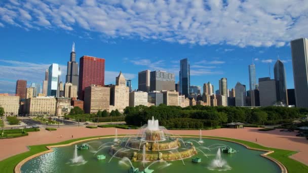 Chicago Buckingham Fountain Tourist Attraction City Skyline — ストック動画