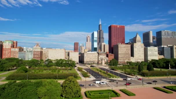 Green Eco Friendly Park Chicago City Skyline Aerial Drone — стоковое видео