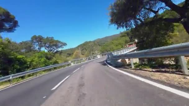 Pov Záběr Cyklisty Projíždějícího Vysokou Rychlostí Klikaté Silnici Přecházejícího Most — Stock video
