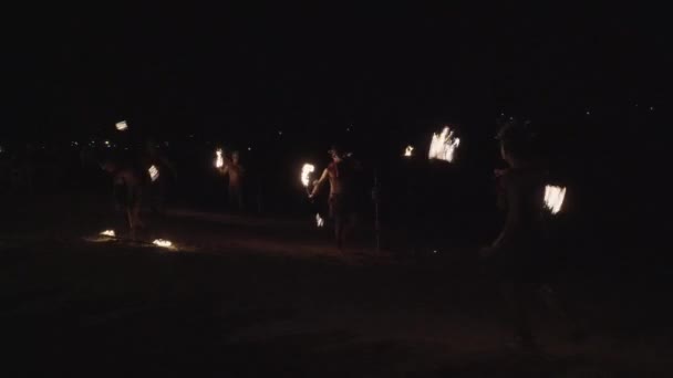 Fire Dancing Crew Entertaining Tourists Spitting Large Fireballs While Performing — Vídeos de Stock