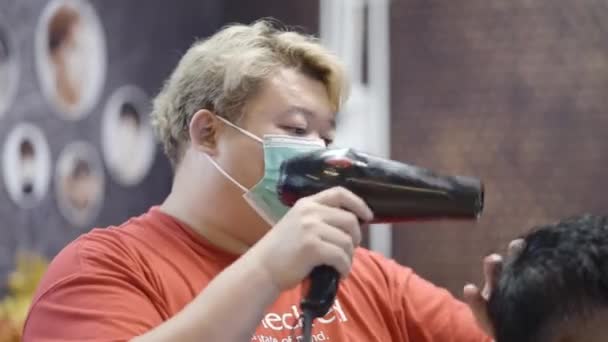 Close Shot Barber Wearing Mask Drying Consumer Hair Using Hair — 图库视频影像