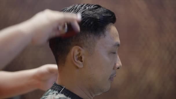 Close Shot Man Sitting Barber Shop While Professional Barber Making — 图库视频影像