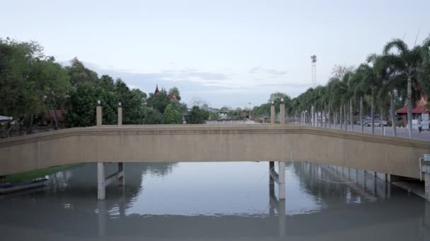 Задня Частина Туристичної Дівчини Перетинає Міст Храму Ват Чай Монкхон — стокове відео