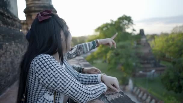 Дві Щасливих Тайських Дівчини Які Розмовляють Високій Терасі Ват Чай — стокове відео