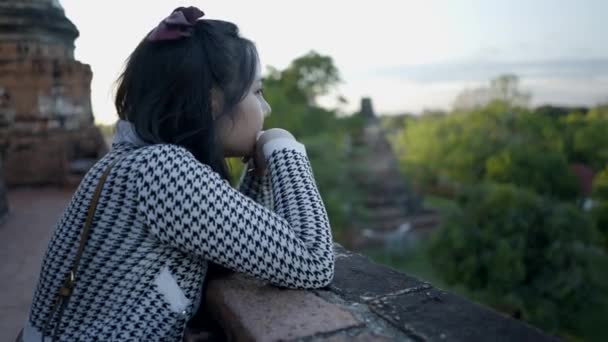 Young Teenage Thai Girl Enjoy Sunset View Wat Yai Chai — 비디오