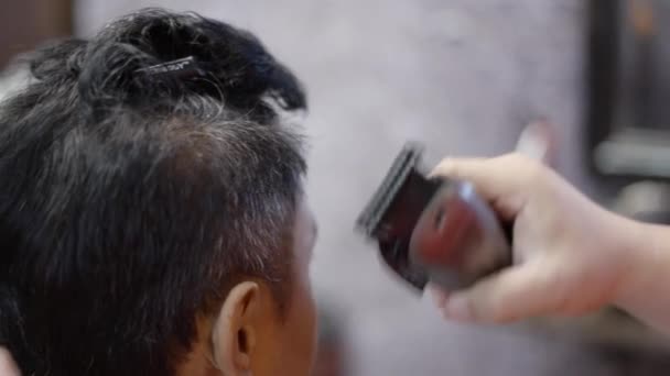 Комерційне Відео Перукаря Вирізає Волосся Чоловіка Використовуючи Затискач Перукарні Перукар — стокове відео