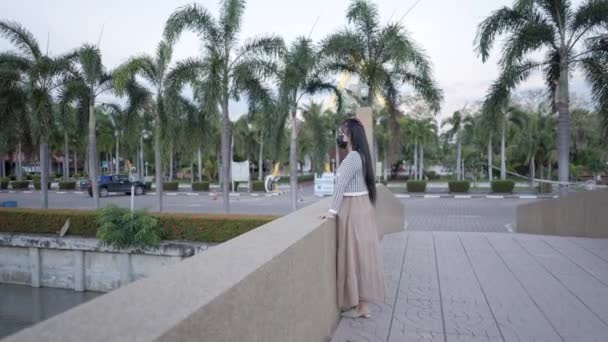 Pretty Thai Girl Mask Standing Stone Bridge Entrance Wat Yai — Stock video