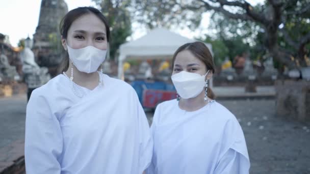 Two Thai Girls Thai Monk Traditional White Clothes Wearing Protective — Vídeos de Stock
