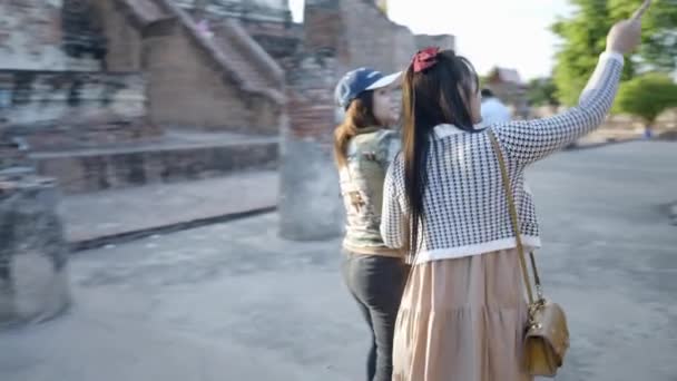 Thai Girls Sightseeing Wat Yai Chai Mongkhon Temple Walking Buddha — Stockvideo