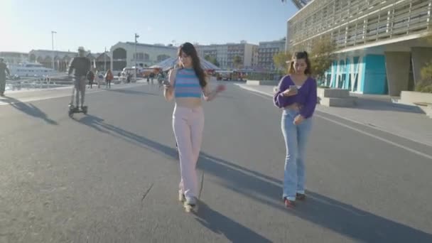 Frontal View Teenage Girls Using Phones While Roller Skating Sun — ストック動画