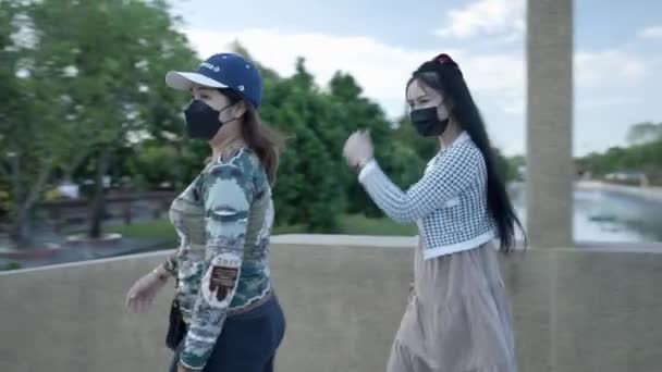 Thai Girls Respiratory Masks Visiting Temple Covid Coronavirus Pandemic Ayutthaya — Stock Video