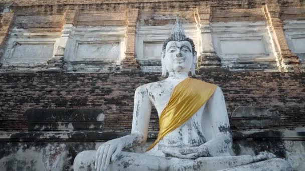 Стародавня Вирізьблена Вручну Жовта Тканина Будда Скульптура Цегляних Кроках Ват — стокове відео