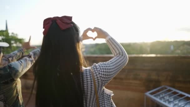 Two Thai Girl Enjoying Sunset Make Heart Shapes Hands Front — Stock videók