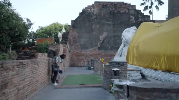 Two Young Teenage Girls Walk Big Lying Buddha Monument Covered — 图库视频影像