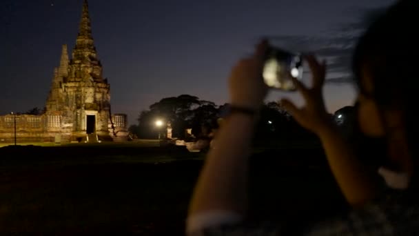 Мандрівниця Масці Фотографує Храм Ват Чай Монкхон Аюттхаї Вночі Таїланд — стокове відео