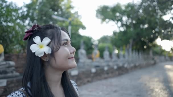 Зіткнутися Тіньовою Тайською Дівчинкою Підлітком Білою Квіткою Волоссі Яка Відвідує — стокове відео