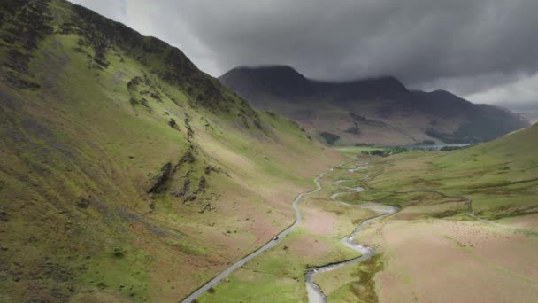 Car Distance Drives Vast Valley English Lake District Moody Clouds — Vídeo de Stock