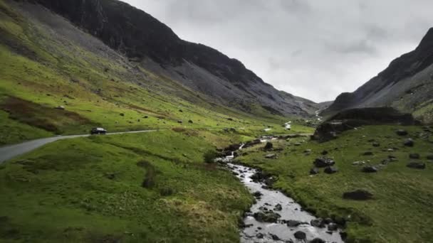 Car Honister Pass Slate Mine English Lake District Moody Overcast — Stockvideo