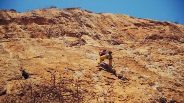 Free Climbing Steep Cliff View Rock Climber — Vídeos de Stock