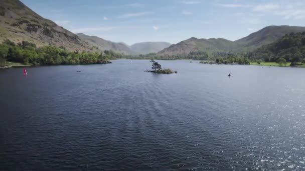 Flyover Uma Ilha Lago Ullswater Distrito Inglês Lago Dia Ensolarado — Vídeo de Stock