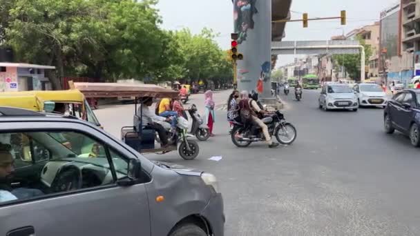 Police Cop Breaks Traffic Signal Rule Bike New Delhi — Wideo stockowe